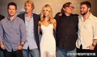 时尚感|布鲁克林女友“逆天”，穿白T秀胸肌太帅气，时尚感不输超模