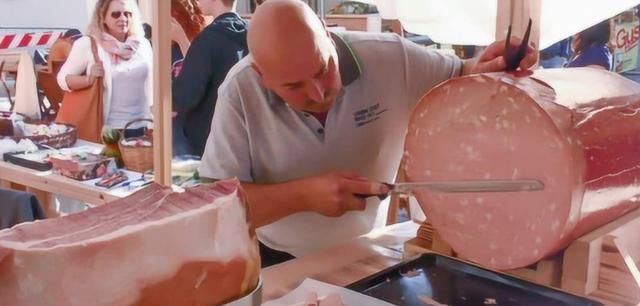 香肠|世界上最“小气”的汉堡店,一根香肠能用一年,切得比纸还薄