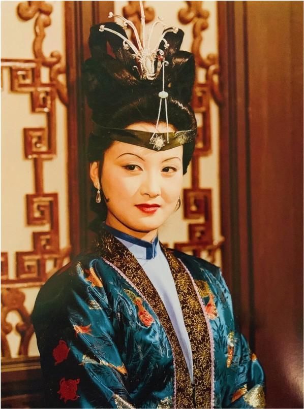 薛宝钗|87版红楼梦服饰有多讲究?光王熙凤这3套衣服,就需要细细品味