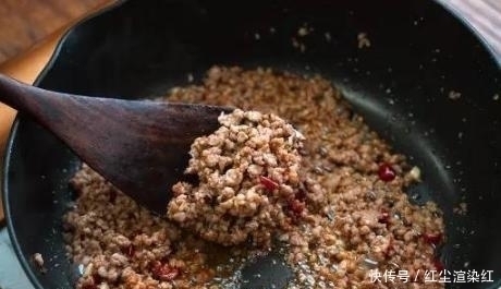 做馅饼和面,用上这1招,皮薄香软还不易露馅,放凉照样柔软不硬