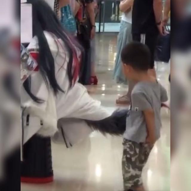 父母|男孩对小姐姐的“尾巴”穷追不舍,下一秒举动笑翻众人,太萌了