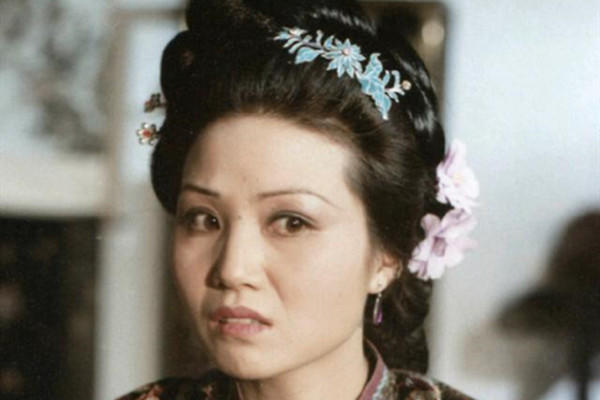 宝钗!薛宝钗替史湘云办螃蟹宴,为何被贾母说不是好东西?恶意直指黛玉