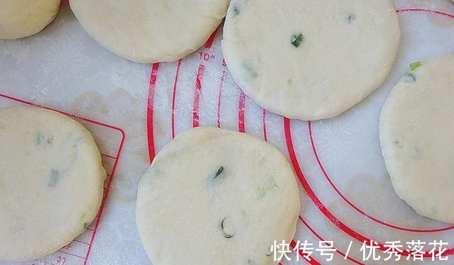 平底锅版的葱香烧饼,外酥里软又多层,按照这方法操作,一次成功!
