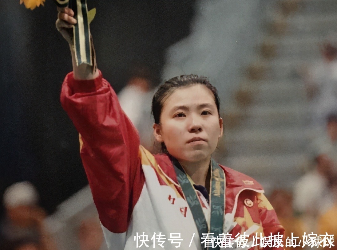 世界冠军|邓亚萍近况曝光超朴素!啃鸡爪直接用手接骨头,回归田园醉心种菜