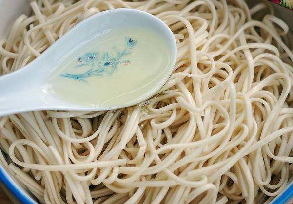  家常炒面时，面条煮熟过凉是错的这才是正确方法，面条根根分明