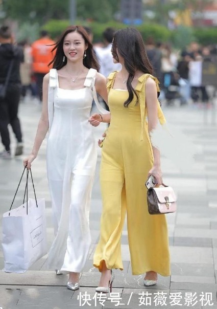 路人|路人街拍，黑色修身短T搭配高腰牛仔裤，满满的青春活力感