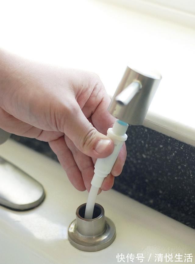 小孔|洗了20年碗才发现，水槽边的小孔，用途真厉害，聪明人都在这样用