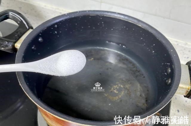 煮饺子,水开后就下锅是不对的,多做一个步骤,鲜嫩多汁还不破皮!