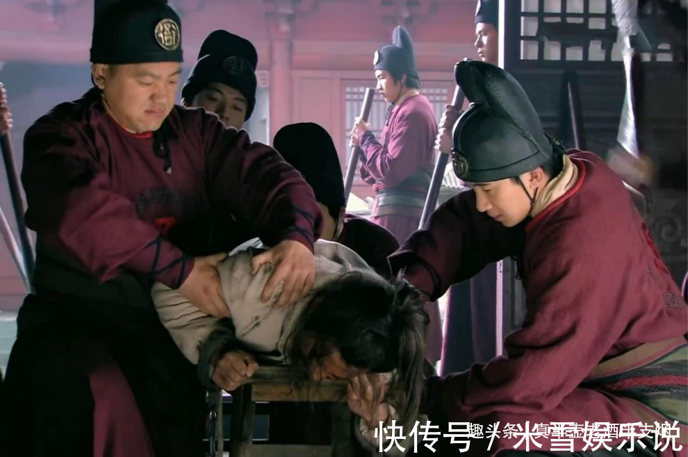 宋江！李逵正在洗澡，扈三娘将其一箭穿心，鲁智深武松头也不回地走掉了