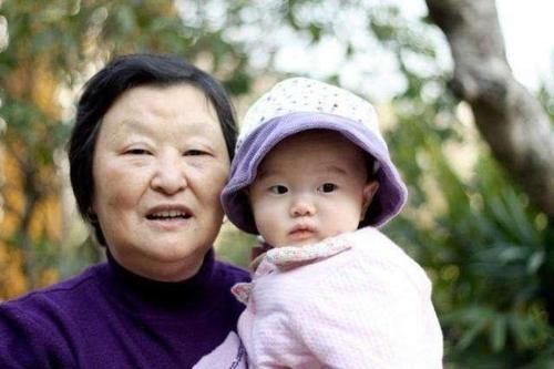 孩子|“我不该让亲妈来帮忙带孩子”，宝妈略带心酸的话语，藏着愧疚