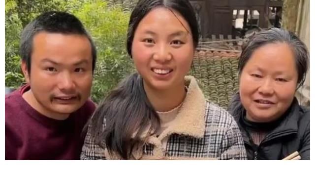 千万网红桃子姐获央媒力捧，牛爱芳却遭网曝，白岩松早已透露真相