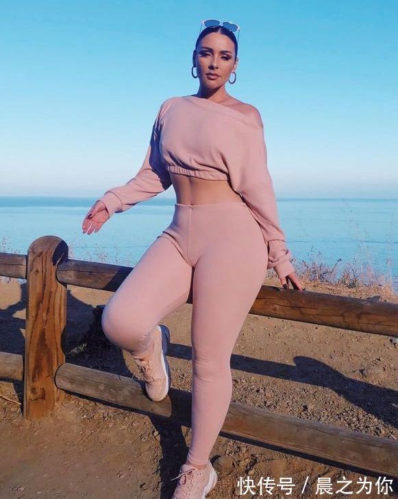 初学者|美国39岁健身模特,曲线完美,凭借出色的沙漏身材,收获大批粉丝