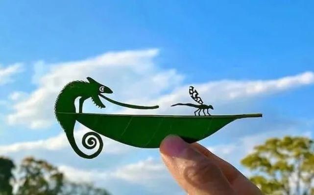 ?艺术家真会赚钱，把捡来的树叶简单雕刻后，价值翻了几百倍