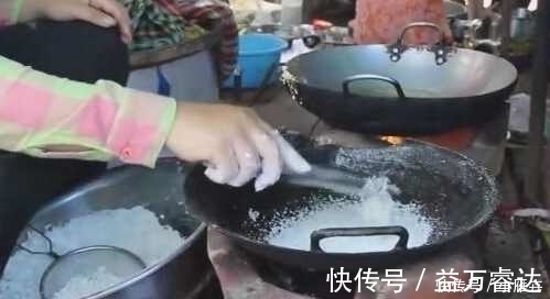 农村大姐烙饼不和面，把“面粉”洒在锅里，20秒后顾客看蒙了
