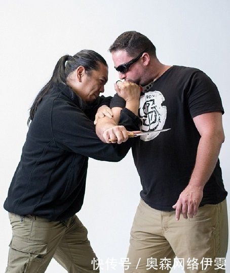 弯刀|电影《战狼》里造型别致的小弯刀，竟是源自东南亚收水果的镰刀