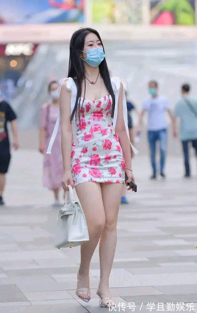 高跟鞋|恬静的美女,一袭碎花裙,美的优雅又出众
