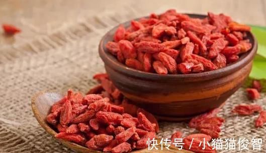 泡水|枸杞加1物,坚持泡水喝,补足肾气身体壮,肝也悄悄变好!