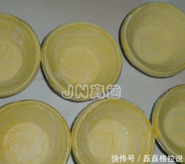 草莓蛋挞,很香很嫩的蛋挞,搭配一带草莓口感更清新