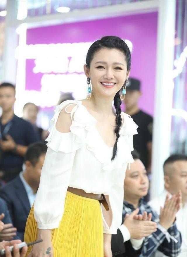 衬衫|大S瘦下来少女感绝了,穿荷叶边衬衫配百褶裙,麻花辫俏皮减龄