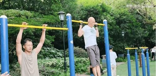 身体素质|爱健身的爷爷有多硬核?引体向上论组做,腹肌线条如刀刻!