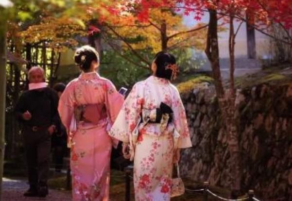 和服|去日本旅游住宿，遇到穿和服的女生来敲门不要开，男性游客要小心