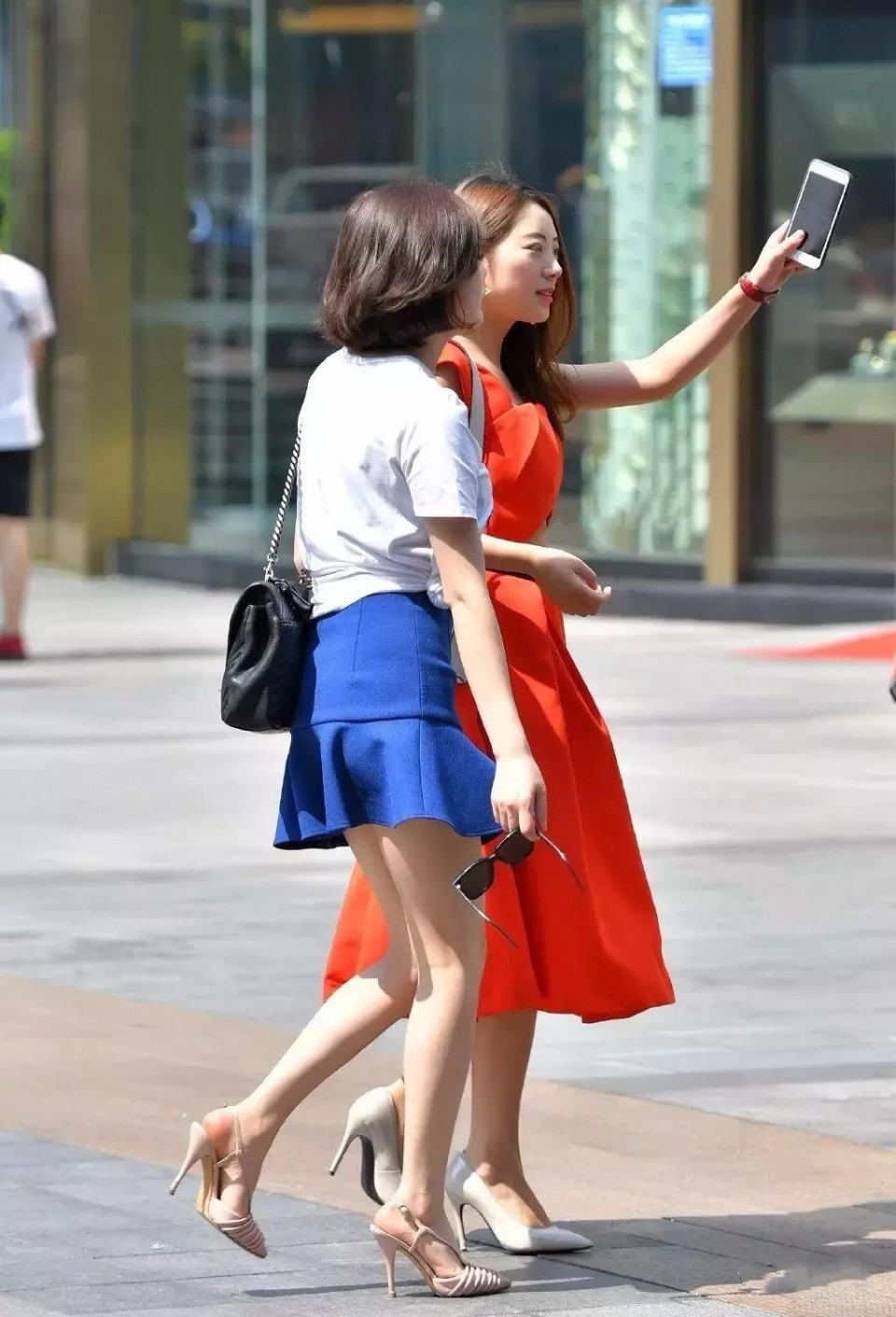 长裙 街拍: 橘红长裙性感美妇很是亮眼, 蓝色短裙性感美妇气质也不差!