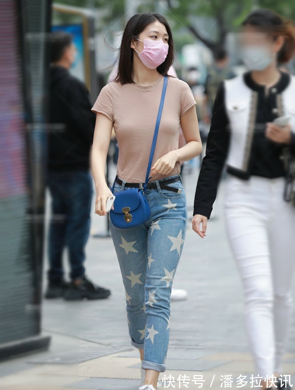 穿搭 白色上衣搭配黑色迷你牛仔裤,就是这么简单百搭,怎样穿都是好看