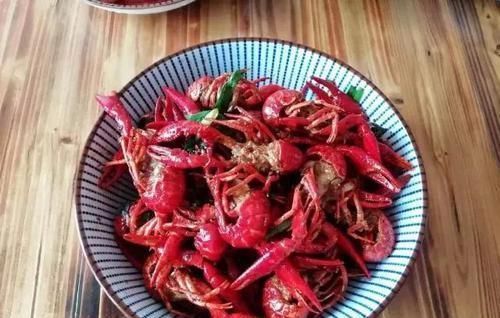 老同学来家里做客,做了5道家常菜,成本不到80元,大家都吃嗨了