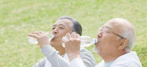 喝水可以|早晨空腹喝水很养生？专家：不注意以下3点，还不如别喝