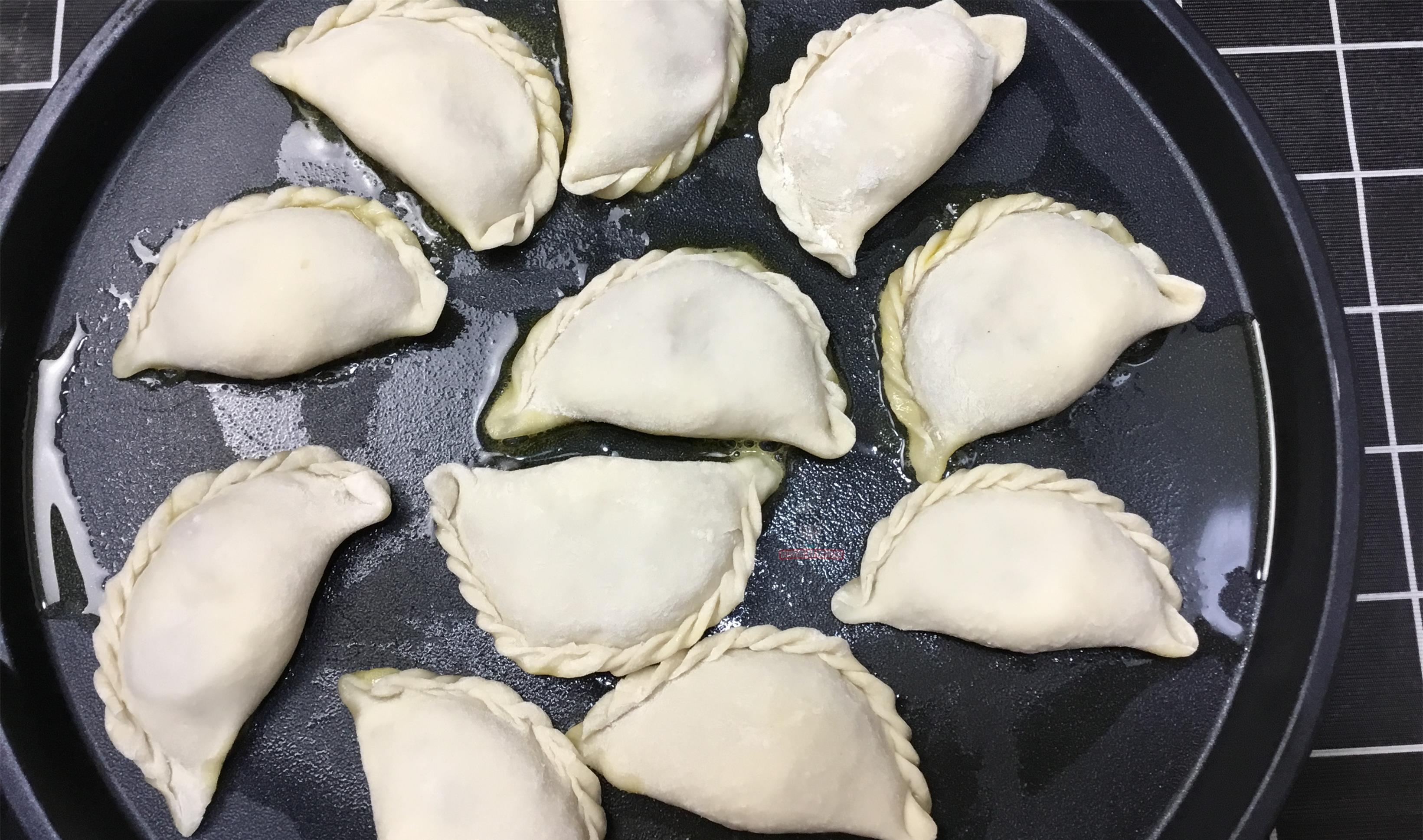 微黄翻面|白菜小盒子的家常做法,一包一捏,外酥里软,咬一口满嘴香