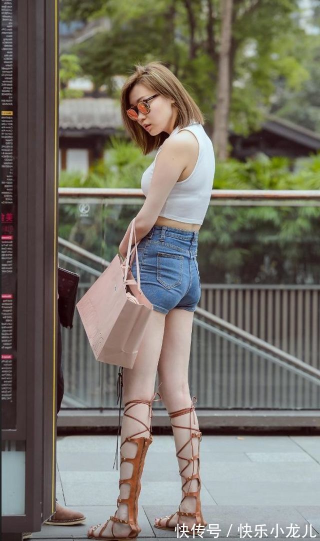 美女 小姐白色的纱裙搭配灰色的西装,真是好看