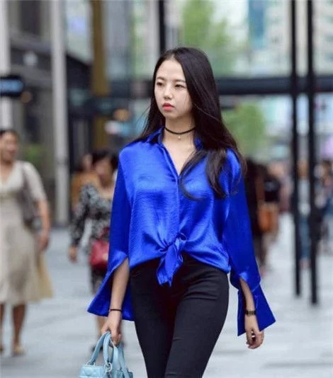紧身裤|街拍:美女穿蓝色上衣配黑色紧身裤,长发飘飘,魅力无限