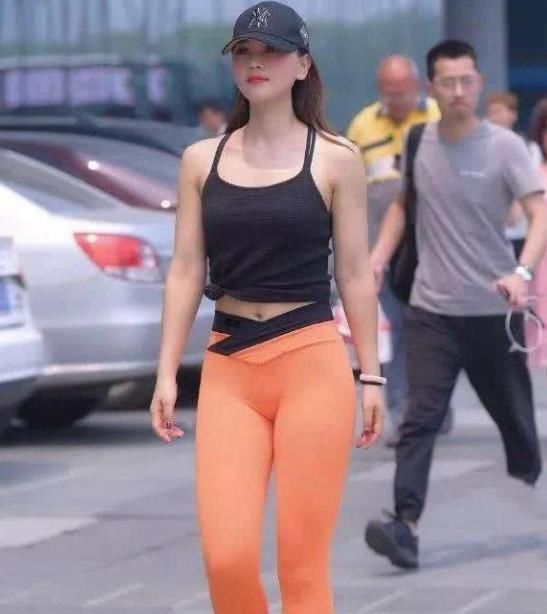 爱运动的辣妈气质动人,魅力无瑕,散发出健康与时尚的美