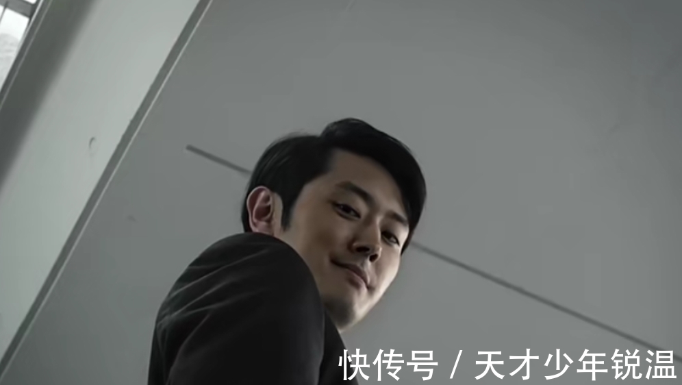 xio|特利迦奥特曼:精英胜利队的梅特龙星人很可疑,他在看伏井的书