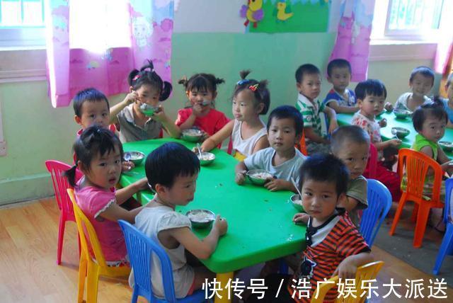 脸色|儿子去上幼儿园,宝爸在包里放了根录音笔,回家听完后脸色很难看