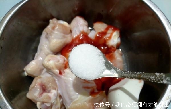 红烧的时候,放这两种调料就等于白炖!许多人不理解,难怪肉柴有股腥气