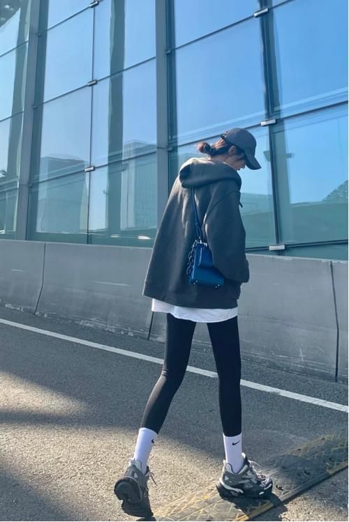 鲨鱼裤＋老爹鞋，今年秋冬超火的穿法，明星都很上头