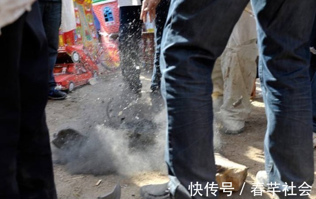 习俗&古人丧葬习俗中,为何要让后代摔瓦盆,其中有何深意?