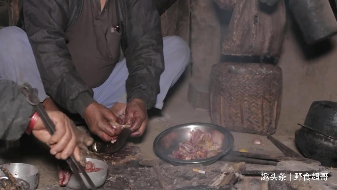 尼泊尔山区穷家吃鸡肉，打着手电筒炒菜，鸡肠不洗直接挤掉鸡粪