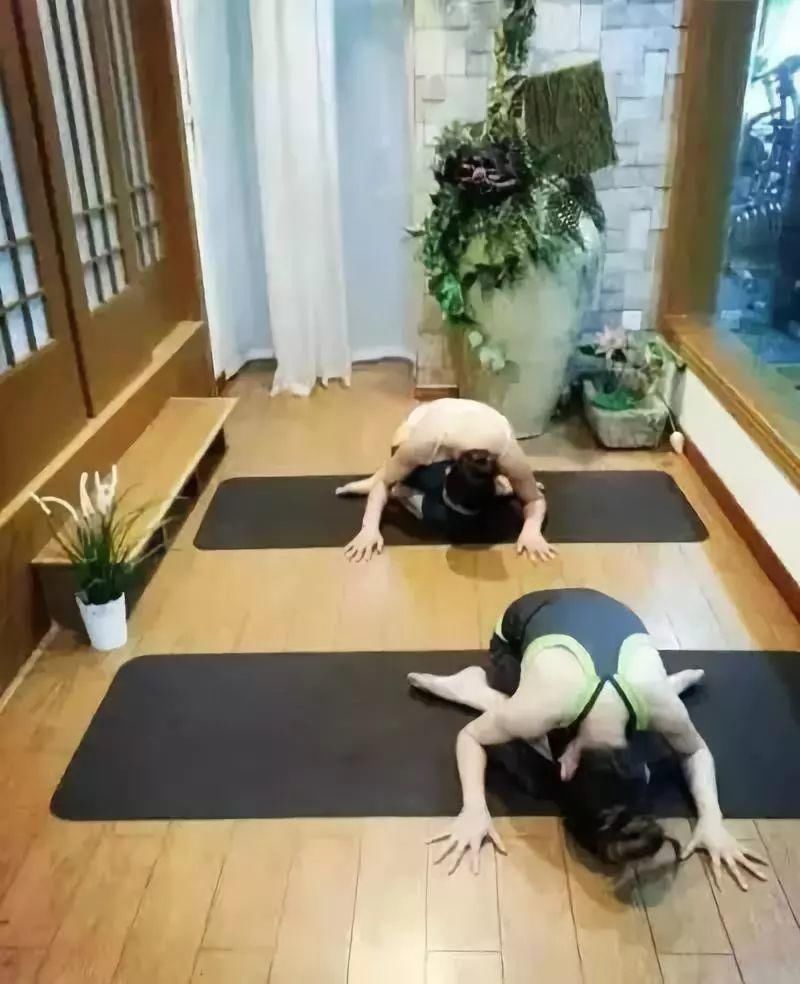 髋关节|睡前这样趴10分钟，等于跑步1小时，一周瘦7斤，腰细了