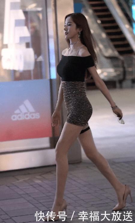 搭配着|小妹妹穿着漂亮的“恨天高”,搭配着一条包臀裙
