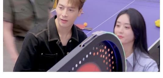 節目|趙麗穎離婚后綜藝首秀，與何炅大方牽手，難道不考慮吳磊的感受嗎