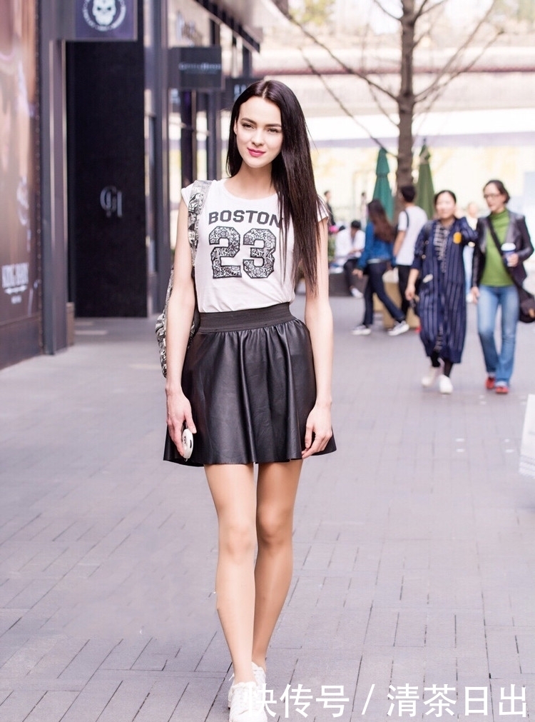 美少女|街拍:活泼开朗的美少女,白色T恤配上黑色短裙,青春又时尚!