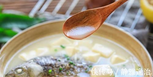 鲫鱼汤如何炖出奶白色?大厨:这一步最关键,鱼汤奶白,味道鲜
