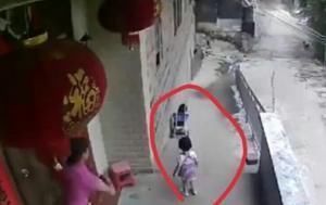 宝妈|妈妈在开门,4岁姐姐偷偷将刚出生弟弟推下陡坡,原因让人心酸