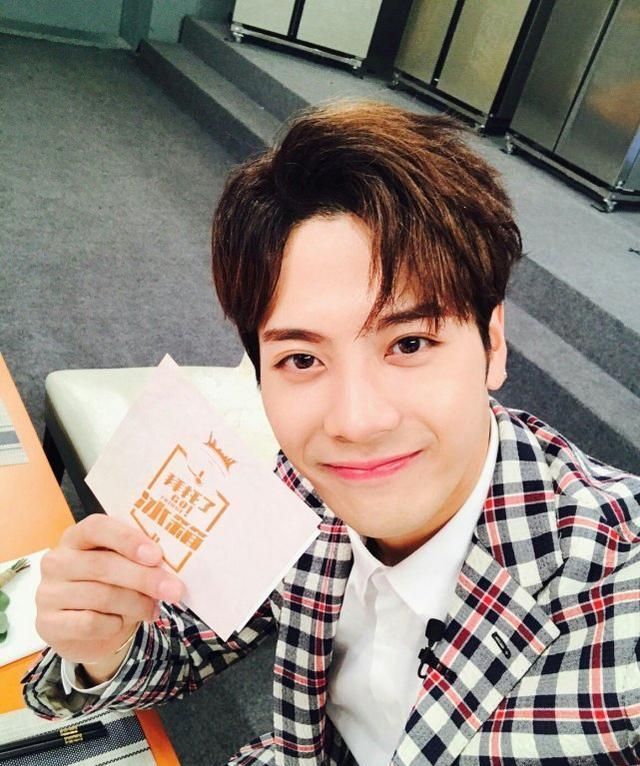 聊天记录 拜托了冰箱将录,王嘉尔给工作室放假,粉丝指责这群人拖后腿