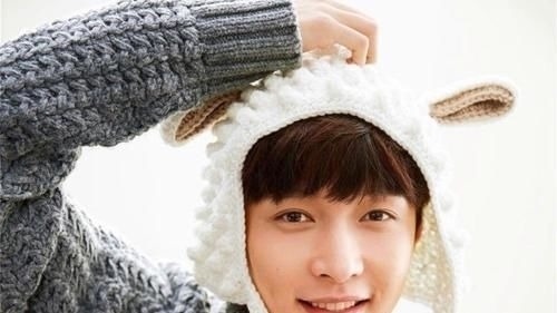 偶像練習生|張藝興楊紫錄制《向往的生活》，兩個手分別抓住左右護欄