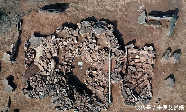 西伯利亚挖出“两女一男”墓,女人年龄差距30岁,分横竖摆放