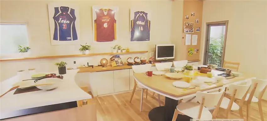 棉被|日本五个女生共睡一屋，用棉被隔开当房间，过着极致蜗居的生活