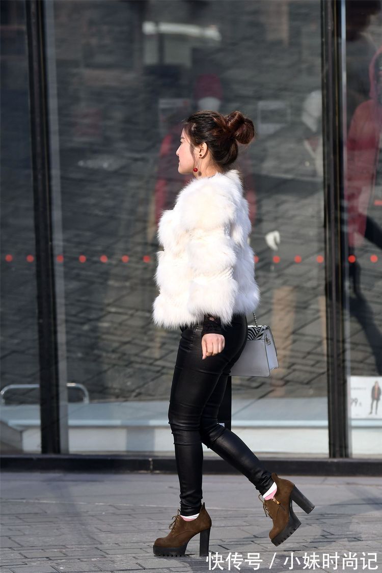 蕾丝|街拍:小姐姐穿着一件黑色连衣长裙,侧面开叉,有一份优雅的感觉